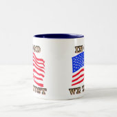 Wir vertrauen der amerikanischen Fahne-Tasse Zweifarbige Tasse (Mittel)