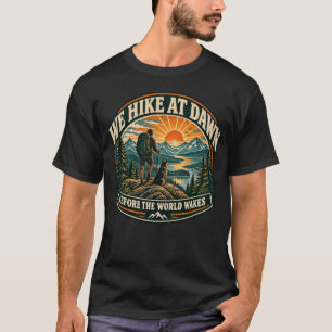 Wir wandern im Morgengrauen, bevor die Welt erwach T-Shirt
