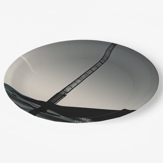 Wir waren hier große Teller (Schrägansicht)