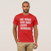WIR WECKEN UND BACKEN JEDEN MORGEN T-Shirt (Vorne ganz)