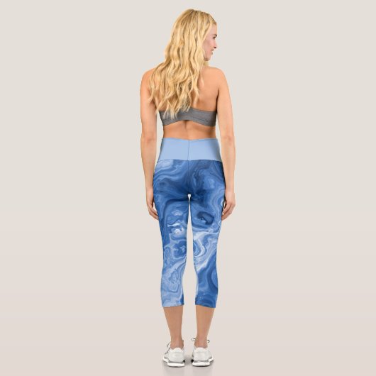 Wirbel aus dunkelblauem Marmor, leicht Mitteldunke Capri Leggings (Rückseite)