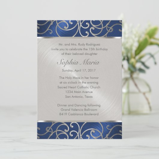 Wirbel der Quinceanera Navy Blue und Silver Filigr Einladung (Stehend Vorderseite)