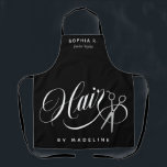 Wirbel Hair & Scissors Salon Mitarbeitername Schür Schürze<br><div class="desc">Schürze aus schwarzem Haar mit weißen und grauen Details. Das Haar wird in der unteren Hälfte der Schürze in einem Wirblen weißen Drehbuch neben einer Schere geschrieben. Fügen Sie Ihren Mitarbeiternamen hinzu!</div>