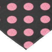 Wirbel rosa Polka-Punkte auf schwarzem Hintergrund Tischdecke (Schrägansicht)