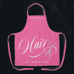 Wirbel-rosa-Schere Haaresalon Name des Mitarbeiter Schürze<br><div class="desc">Rosa Schürze aus Haarstylen mit weißen und silberfarbenen Details. Das Haar wird in der unteren Hälfte der Schürze in einem Wirblen weißen Drehbuch neben einer Schere geschrieben. Fügen Sie Ihren Mitarbeiternamen hinzu!</div>
