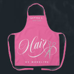 Wirbel-rosa-Schere Haaresalon Name des Mitarbeiter Schürze<br><div class="desc">Rosa Schürze aus Haarstylen mit weißen und silberfarbenen Details. Das Haar wird in der unteren Hälfte der Schürze in einem Wirblen weißen Drehbuch neben einer Schere geschrieben. Fügen Sie Ihren Mitarbeiternamen hinzu!</div>