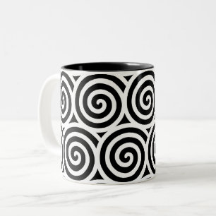 Wirbelnde Spiralkreise auf Schwarz & Weiß Zweifarbige Tasse