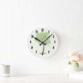 Wirbler Baum mit Strahlen hinter der Erdgestaltung Runde Wanduhr (Zuhause)