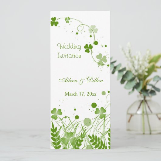 Wirbles irisches Kleeblatt auf einer Wiese Einladung (Stehend Vorderseite)