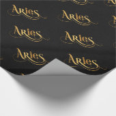 Wirbles Script Zodiac Sign Aries Gold auf Schwarz Geschenkpapier (Ecke)
