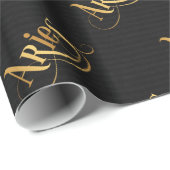 Wirbles Script Zodiac Sign Aries Gold auf Schwarz Geschenkpapier (Rolleneckpunkt)