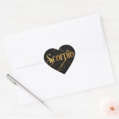 Wirbles Script Zodiac Sign Scorpio Gold auf schwar Herz-Aufkleber (Umschlag)