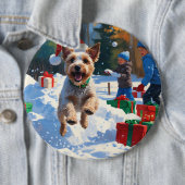 Wire Fox Terrier Running Snow mit Weihnachtshut Button (Beispiel)