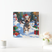 Wire Fox Terrier Running Snow mit Weihnachtshut Quadratische Wanduhr (Zuhause)