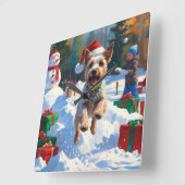 Wire Fox Terrier Running Snow mit Weihnachtshut Quadratische Wanduhr (Winkel)