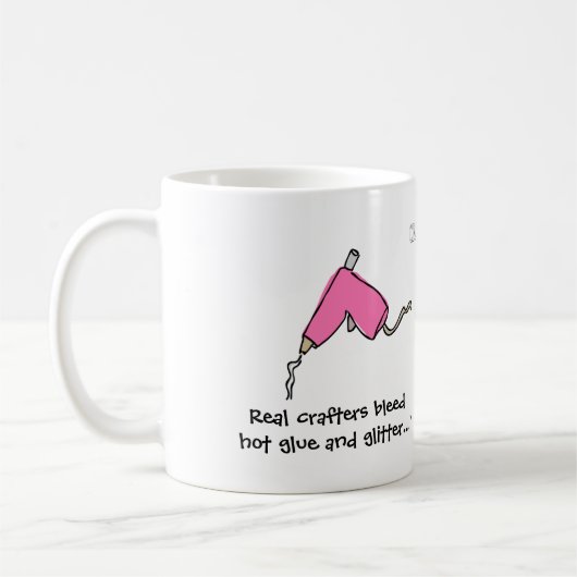 Wirkliche Crafters bluten heißen Kleber und Kaffeetasse (Links)
