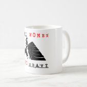 Wirkliche Frauen heben schwere Tasse an (VorderseiteRechts)