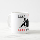 Wirkliche Frauen heben schwere Tasse an (Vorderseite Links)