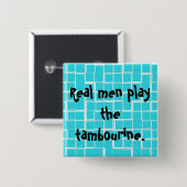 Wirkliche Männer spielen den Tambourineknopf Button (Vorne & Hinten)