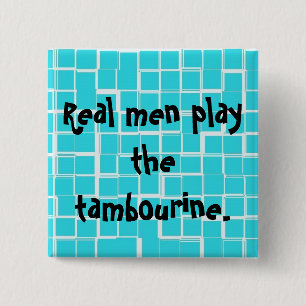 Wirkliche Männer spielen den Tambourineknopf Button