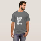 WIRKLICHE MÄNNER TUN Yoga-Text T-Shirt (Vorne ganz)