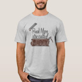 "Wirkliche Männer werden T - Shirt Daddy" (Vorderseite)