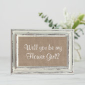 Wirst du mein Blumenmädchen sein? Rustikaler Weißr Einladung (Stehend Vorderseite)