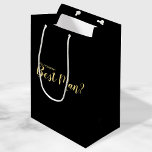 Wirst du mein Trauzeuge sein? Neuer Vorschlag Mittlere Geschenktüte<br><div class="desc">"Wirst du mein Trauzeuge sein?" Die moderne Geschenktasche mit dem Titel "Werden Sie mein Trauzeuge?" im modernen,  goldfarbenen Schriftart-Stil auf schwarzem Hintergrund. Bitte beachten Sie: Die Details der Folie werden im Kunstwerk simuliert. Bei der Herstellung dieses Produktes wird keine Folie verwendet.</div>