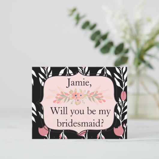 Wirst du meine Brautjungfrau in Rosa und Schwarz s Einladungspostkarte (Stehend Vorderseite)