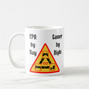 Wirtschaftsprüfer tagsüber, Gamer nachts Kaffeetasse