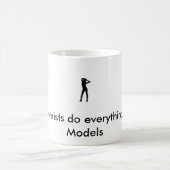 Wirtschaftswissenschaftler tun alles mit Modellen Kaffeetasse (Mittel)