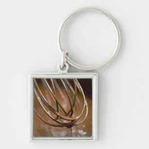 Wischen der Schokolade in einer Kasserolle, um zu Schlüsselanhänger