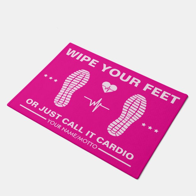 Wischen Sie Ihre Füße - Fun Pink Cardio Gym Fußmatte (Schrägansicht)