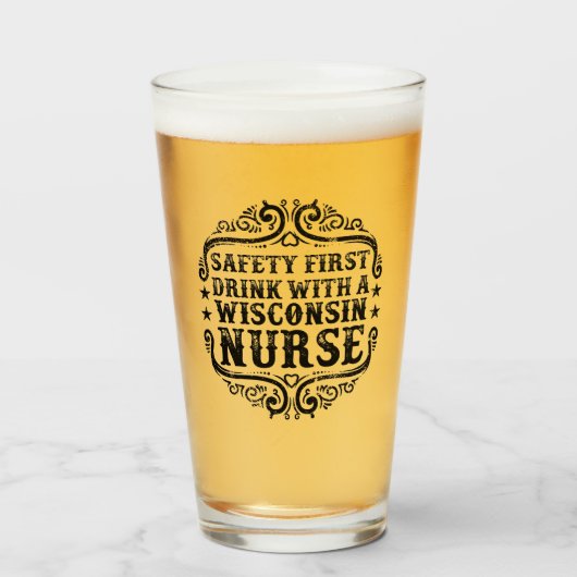 Wisconsin trinken mit einem Bier-Nurse-Glas Glas (Vorne (Gefüllt))