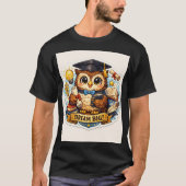 Wise Grad Owl: Vibrant Milestone Achievement T-Shirt (Vorderseite)