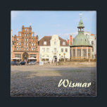 Wismar Magnet<br><div class="desc">Auf diesem Andenkmagneten steht ein Foto des Marktplatzes, des Am Marktes mit dem Wasserkunst-Brunnen und des Alten Schwede Restaurants und Hotels in Wismar, Mecklenburg-Vorpommern. Der Text ist anpassbar oder abnehmbar. Die Magnete machen ein Geschenk, oder ein persönliches Geschenk, um auf Ihrem Kühlschrank oder Aktenschrank zu bleiben. Dieser quadratische Magnet ist...</div>