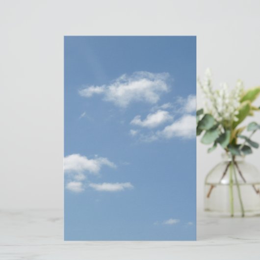 Wispy Clouds Powder Blue Sky Briefpapier (Stehend Vorderseite)