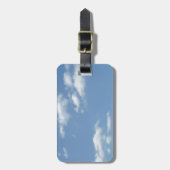 Wispy Clouds Powder Blue Sky Gepäckanhänger (Vorderseite vertikal)
