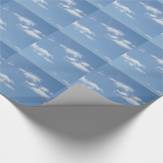 Wispy Clouds Powder Blue Sky Geschenkpapier (Ecke)