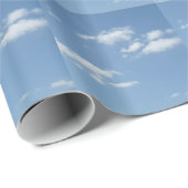 Wispy Clouds Powder Blue Sky Geschenkpapier (Rolleneckpunkt)