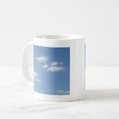 Wispy Clouds Powder Blue Sky Kaffeetasse (Vorderseite Links)
