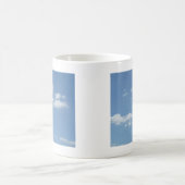 Wispy Clouds Powder Blue Sky Kaffeetasse (Mittel)