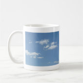 Wispy Clouds Powder Blue Sky Kaffeetasse (Links)