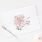 Wispy Pink Floral Gastgeschenk Hochzeit Runder Aufkleber (Umschlag)