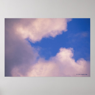 Wispy Wolken gegen blauen Himmel Poster