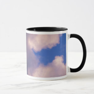 Wispy Wolken gegen blauen Himmel Tasse