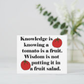 Wissen ist zu wissen, dass eine Tomate eine Frucht Postkarte (Stehend Vorderseite)