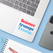 Wissenschaft trumpiert Trump Aufkleber (Laptop mit iPhone)