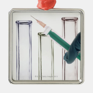 Wissenschaftler, der Spritze hält Silbernes Ornament