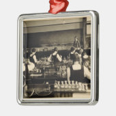 Wissenschafts-Lektion an der London-Mittelschule Silbernes Ornament (Links)